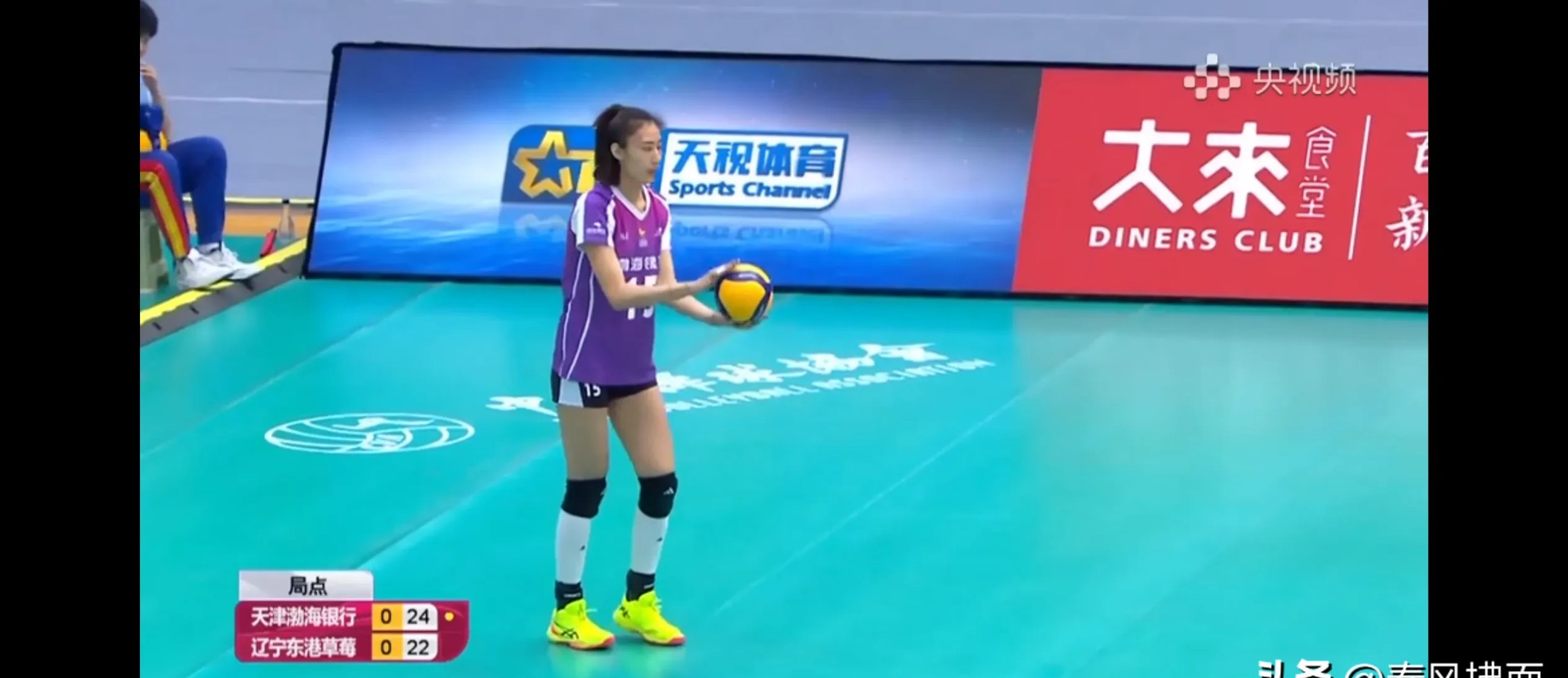 中国女排技术犯规送分，勇士主帅怒摔战术板！